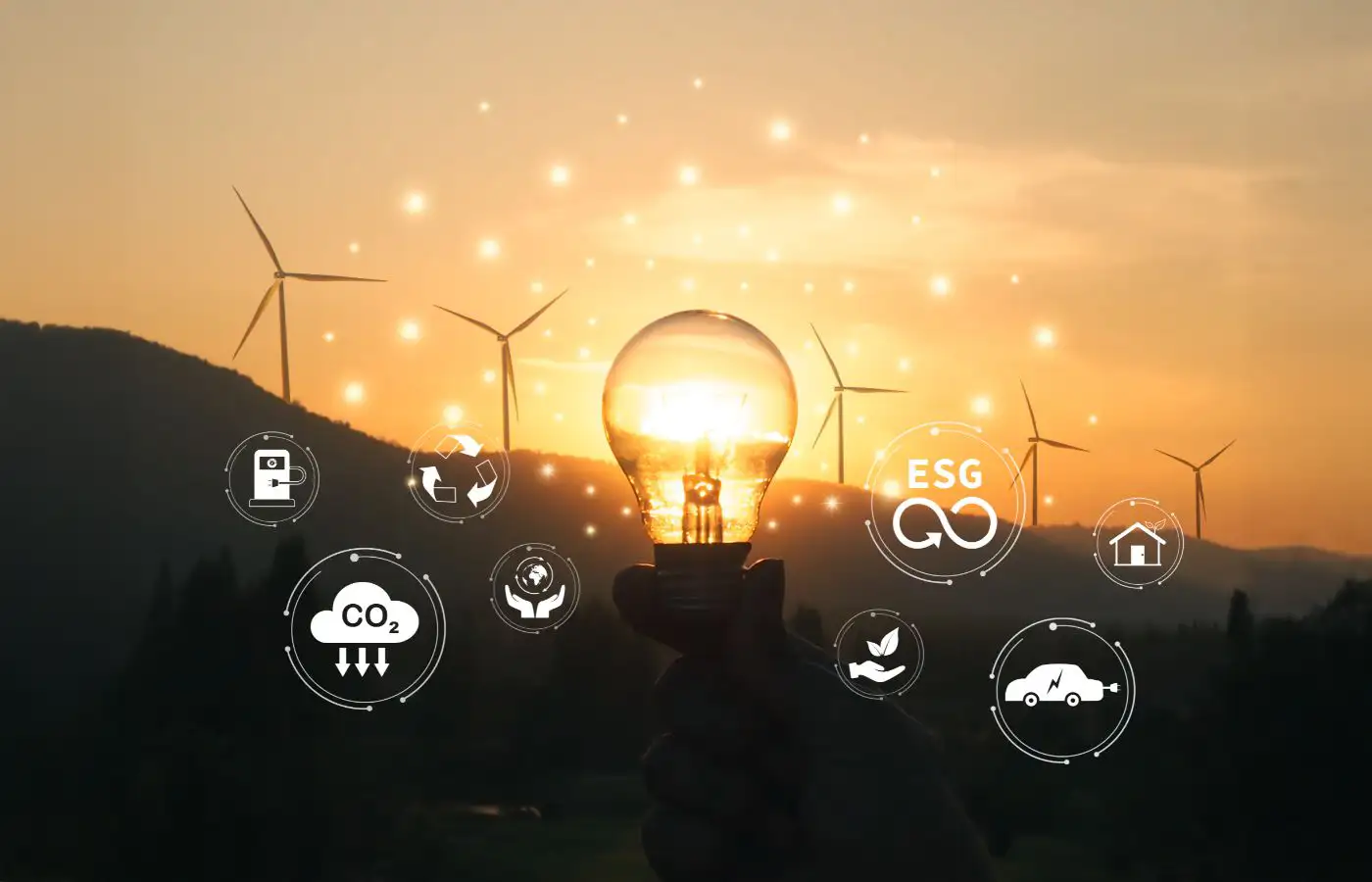 Main tenant une ampoule brillante devant un paysage avec des éoliennes, entourée d'icônes représentant des concepts comme la réduction de CO₂, l'énergie durable et les principes ESG (Environnemental, Social, Gouvernance).