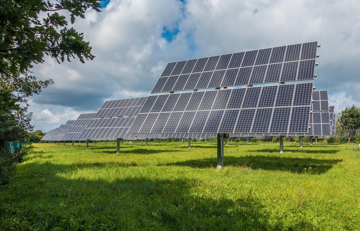 champ de panneaux solaires